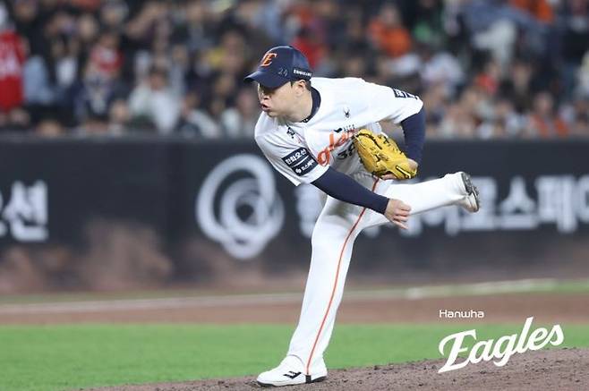 [서울=뉴시스] 프로야구 한화 이글스의 김종수가 28일 대전 한화생명볼파크에서 열린 2026 신한 쏠 KBO리그 SSG 랜더스와의 홈 경기에 불펜 등판해 공을 던지고 있다. (사진=한화 이글스 제공) 2026.04.28. *재판매 및 DB 금지