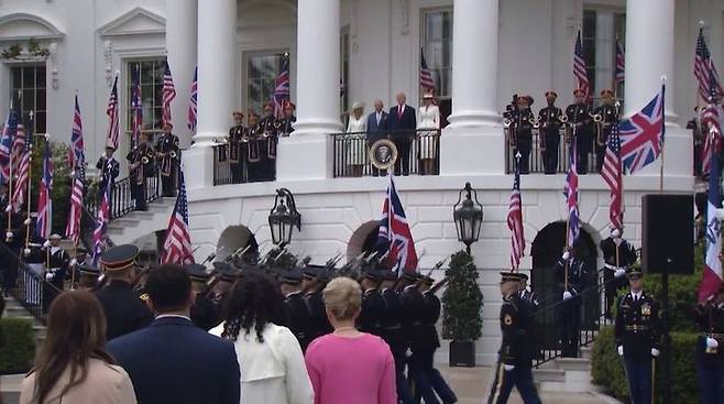 [워싱턴=AP/뉴시스]  찰스3세 영국왕 부부와 4월 28일 백악관 사우스 포티코의 발코니에서 환영 열병식을 지켜보고 있는 트럼프 미국 대통령. 미 의회예산국(CBO) 스와겔 국장은 트럼프 관세와 대법원의 일부 취소 등 혼란으로 향후 10년간 미국정부는 1.1조 달러의 적자가 예상된다고 블룸버그 통신과의 인터뷰에서 말했다. 2026. 04. 29.  *재판매 및 DB 금지