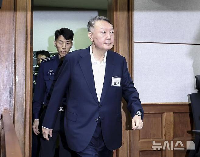 [서울=뉴시스] 사진공동취재단 = 윤석열 전 대통령이 3대 특검(내란·김건희·순직해병)의 나머지 사건을 수사하는 2차 종합특별검사팀 조사에 불출석한다. 사진은 윤 전 대통령. 2026.04.29. photo@newsis.com