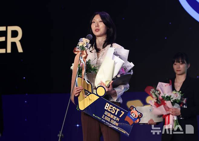 [서울=뉴시스] 이영환 기자 = 13일 오후 서울 광진구 비스타 워커힐 서울 비스타홀에서 열린 진에어 2025-2026 V리그 시상식에서 베스트7(미들블로커) 상을 수상한 현대건설 양효진이 소감을 전하고 있다. 2026.04.13. 20hwan@newsis.com
