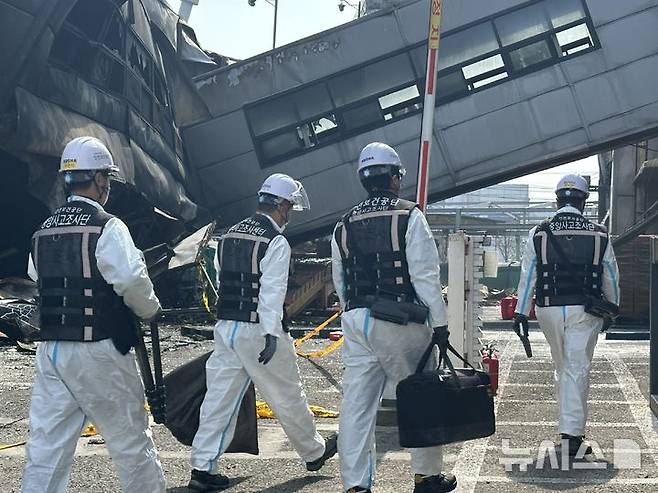 [대전=뉴시스] 김도현 기자 = 안전보건공단과 노동청 관계자들이 지난달 24일 오전 대전 대덕구 안전공업 공장에서 자체 감식을 위해 화재 현장으로 들어가고 있다. 2026.03.24.kdh1917@newsis.com