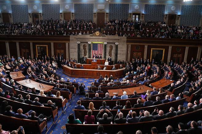 [워싱턴=AP/뉴시스] 찰스 3세 영국 국왕이 28일(현지 시간) 워싱턴 D.C. 미 국회의사당에서 열린 상·하원 합동회의에서 커밀라 왕비가 함께한 가운데 연설하고 있다. 2026.04.29.