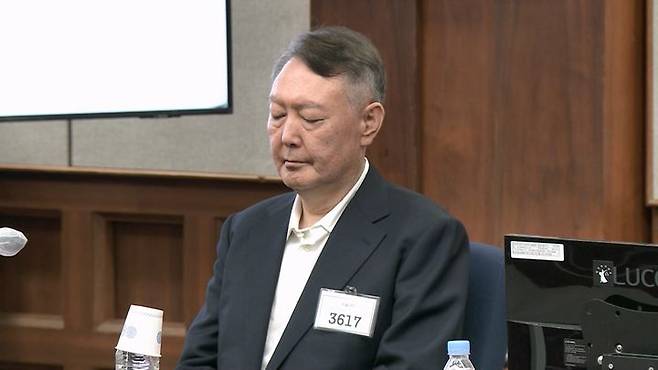 [서울=뉴시스] 정병혁 기자 = 윤석열 전 대통령이 26일 서울 서초구 서울중앙지방법원에서 열린 윤석열 전 대통령에 대한 '특수공무 집행 방해, 직권남용 권리행사 방해 혐의' 재판에서 눈을 감고 있다. (사진=서울중앙지방법원 제공 영상 캡처) 2025.09.26. photo@newsis.com *재판매 및 DB 금지