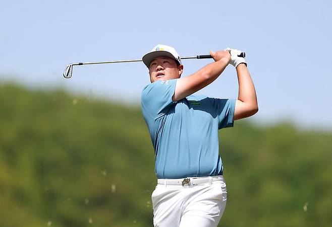 [서울=뉴시스] 임성재가 23일 경기도 파주시 서원밸리 컨트리클럽 밸리·서원 코스(파71)에서 열린 한국프로골프(KPGA) 투어 우리금융 챔피언십 1라운드 3번 홀에서 아이언 샷을 하고 있다. (사진=KPGA 제공) 2026.04.23