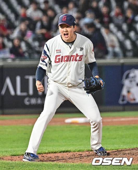 [OSEN=부산, 이석우 기자] 28일 부산 사직야구장에서 2026 신한 SOL KBO 리그 롯데 자이언츠와 키움 히어로즈의 경기가 열렸다. 홈팀 롯데는 김진욱이, 방문팀 키움은 알칸타라가 선발 출전했다.롯데 자이언츠 김원중이 9회말 2사 키움 히어로즈 김건희를 삼진으로 잡고 5-4로 승리한 후 포효하고 있다. 2026.04.28 / foto0307@osen.co.kr