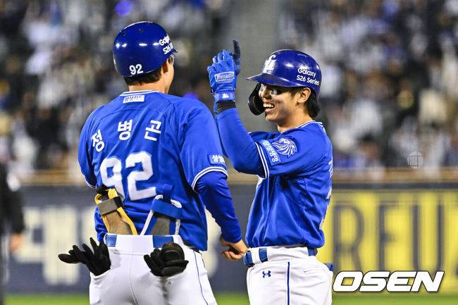 [OSEN=잠실, 박준형 기자] 28일 오후 서울 잠실구장에서 2026 신한 SOL KBO리그 두산 베어스와 삼성 라이온즈의 경기가 진행됐다.이날 두산은 곽빈을, 삼성은 후라도를 선발투수로 내세웠다.연장 10회초 1사 2루 삼성 김성윤이 재역전 1타점 적시타를 날린뒤 환호하고 있다.     2026.04.28 / soul1014@osen.co.kr