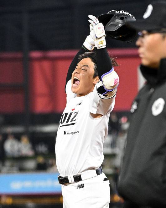 [OSEN=수원, 이대선 기자] 28일 수원 KT위즈파크에서 2026 신한 SOL KBO리그 KT 위즈와 LG 트윈스의 경기가 열렸다.이날 KT는 맷 사우어, LG는 라클란 웰스를 선발로 내세웠다.10회말 2사 1,2루에서 KT 강민성이 끝내기 안타를 치고 환호하고 있다. 2026.04.28 /sunday@osen.co.kr