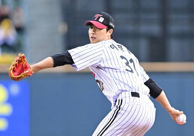 [OSEN=잠실, 최규한 기자] 23일 서울 잠실야구장에서 ‘2026 신한 SOL KBO리그’ LG 트윈스와 한화 이글스의 경기가 열렸다.홈팀 LG는 이정용, 방문팀 한화는 황준서를 선발로 내세웠다. 1회초 LG 선발 이정용이 힘차게 공을 뿌리고 있다. 2026.04.23 / dreamer@osen.co.kr