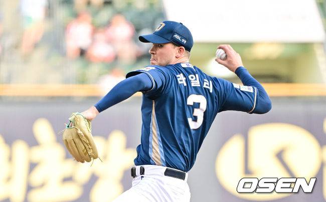 [OSEN=잠실, 박준형 기자] 17일 오후 서울 잠실구장에서 ‘2025 신한 SOL BANK KBO리그’ LG 트윈스와 NC 다이노스의 경기가 진행됐다.이날 LG는 에르난데스를, NC는 라일리를 선발투수로 내세웠다.1회말 NC 선발투수 라일리가 역투하고 있다.  2025.06.17 / soul1014@osen.co.kr