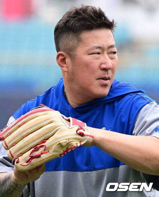 [OSEN=대구, 지형준 기자] 18일 대구삼성라이온즈파크에서 2026 신한 SOL KBO리그 삼성 라이온즈와 LG 트윈스의 경기가 열렸다.7연승에 도전하는 삼성은 잭 오러클린, LG는 임찬규가 선발로 나섰다.경기에 앞서 삼성 최형우가 훈련을 하고 있다. 2026.04.18&nbsp;/ jpnews@osen.co.kr