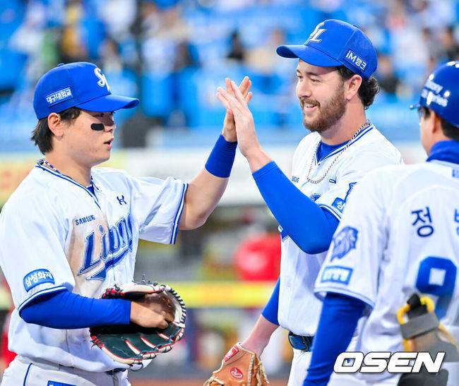 [OSEN=대구, 민경훈 기자] 23일 오후 대구삼성라이온즈파크 ‘2026 신한 SOL Bank KBO리그' 삼성 라이온즈와 SSG 랜더스와 경기가 열렸다.이날 삼성은 오러클린을, SSG는 화이트를 선발투수로 내세웠다.2회초를 마친 삼성 선발 오러클린이 덕아웃으로 향하며 박승규와 하이파이브를 하고 있다. 2026.04.23 / rumi@osen.co.kr