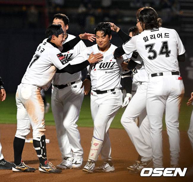 [OSEN=수원, 이대선 기자] 28일 수원 KT위즈파크에서 2026 신한 SOL KBO리그 KT 위즈와 LG 트윈스의 경기가 열렸다.이날 KT는 맷 사우어, LG는 라클란 웰스를 선발로 내세웠다.10회말 2사 1,2루에서 KT 강민성이 끝내기 안타를 치고 환호하고 있다. 2026.04.28 /sunday@osen.co.kr