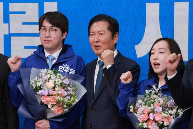 ▲하정우 전 청와대 AI 미래기획수석비서관과 전은수 전 청와대 대변인이 29일 국회에서 열린 더불어민주당 인재 영입식에서 정청래 대표로부터 파란 점퍼를 전달받고 기념 촬영하고 있다. ⓒ연합뉴스