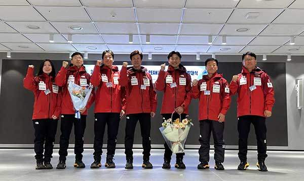 왼쪽부터 배서영 대원, 이의준 대원, 최지호 대원, 안치영 대장, 최형욱 대원, 백종민 대원, 이상국 대원.&nbsp;사진 대한산악연맹 제공