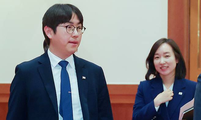 하정우 AI미래기획수석(왼쪽)과 전은수 대변인이 지난 27일 이재명 대통령과 데미스 허사비스 구글 딥마인드 최고경영자(CEO)의 면담이 열리는 청와대 접견실에 들어서고 있다. 연합뉴스