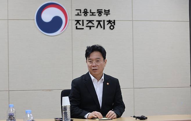 김영훈 고용노동부 장관이 지난 28일 오후 경남 진주시 고용노동부 진주지청에서 열린 화물연대와 BGF로지스의 4차 교섭에 참석해 발언하고 있다. 진주=연합뉴스