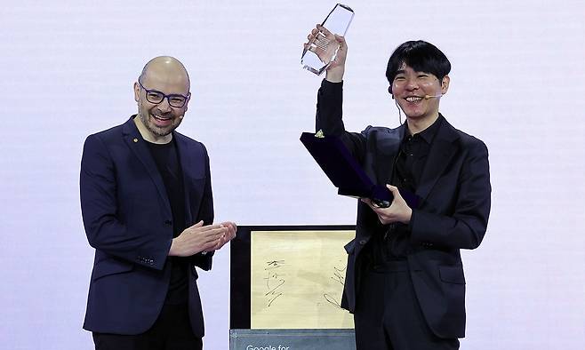 다시 만난 알파고 아버지·인류 대표 이세돌 9단(오른쪽)이 29일 서울 중구 웨스틴조선호텔에서 열린 ‘구글 포 코리아 2026’ 행사에서 알파고 개발자인 데미스 허사비스 구글 딥마인드 최고경영자(CEO)로부터 감사패를 받은 뒤 들어보이고 있다. 이재문 기자