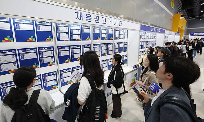 고용 한파에 애타는 청년 지난 28일 서울 서초구 aT센터에서 열린 ‘2026 대한민국 상생 채용박람회’를 찾은 구직자들이 채용게시판을 살펴보고 있다. 29일까지 진행된 이번 박람회는 고용노동부와 관계부처, 한국경제인협회 등 정부와 민간이 공동 개최하는 행사로 대기업 협력사, 중견·중소기업·벤처스타트업, 글로벌 기업 등 약 700개 기업이 온·오프라인으로 참여했다. 남정탁 기자