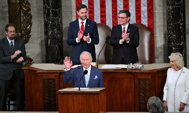 어머니 이어… 35년 만에 연설 미국을 국빈 방문한 찰스 3세 영국 국왕(앞줄)이 28일(현지시각) 워싱턴 연방의회 의사당에서 열린 상·하원 합동연설에 앞서 선서를 하자 상원 의장인 J D 밴스 부통령(뒷줄 왼쪽)과 마이크 존슨 하원의장(〃 오른쪽)이 박수를 치고 있다. 영국 국왕의 미 의회 연설은 1991년 이후 처음이다. 워싱턴=로이터연합