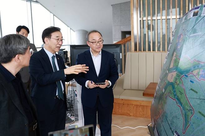 김윤덕(왼쪽 두 번째) 국토교통부 장관이 29일 전북 새만금개발청을 찾아 새만금 기반 시설 개발 현황과 투자 대응 전략을 점검하고 있다. 새만금개발청 제공