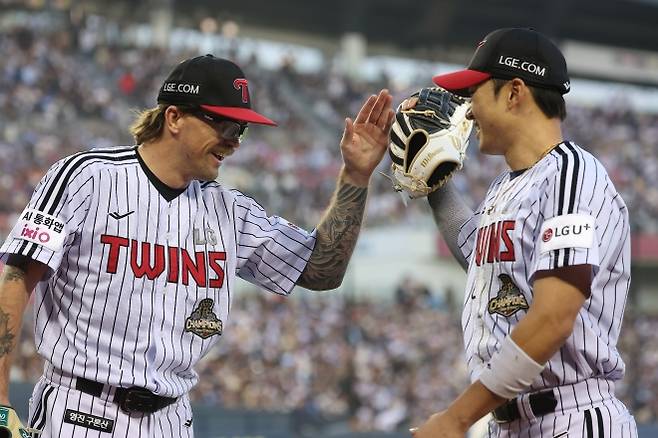 라클란 웰스(왼쪽)가 15일 서울 잠실구장에서 열린 2026 KBO리그 롯데 자이언츠와 LG 트윈스의 경기에서 호수비를 보여준 박해민을 격려하고 있다. 2026.4.15 연합뉴스