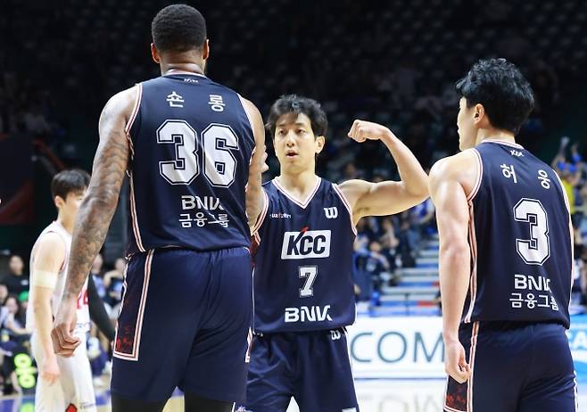28일 부산 사직체육관에서 열린 2025~26 프로농구 4강 플레이오프 3차전 부산 KCC와 안양 정관장의 경기에서 숀 롱(왼쪽)이 리바운드 후 득점에 성공하자 허훈(가운데)이 세리머니를 하고 있다. 2026.4.28 부산 연합뉴스