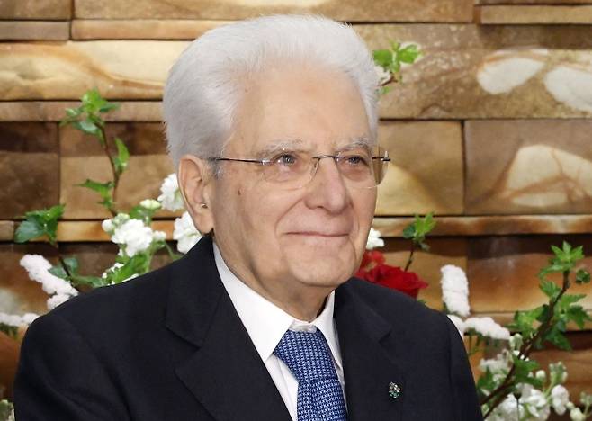 세르지오 마타렐라 이탈리아 대통령이 2025년 3월 5일 일본 도쿄 총리관저에서 당시 일본 총리였던 이시바 시게루와 악수하고 있다. 마타렐라 대통령은 베를루스코니 전 이탈리아 총리 측근 사면 논란과 관련해 법무부에 경위 재검토를 요구했다. AP 연합뉴스