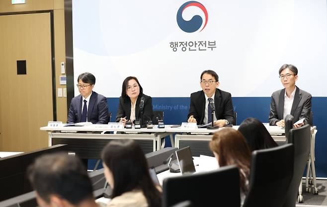 박형배 행정안전부 안전예방정책실장이 29일 정부세종청사 중앙동 브리핑룸에서 열린 정책설명회에서 ‘국민안전24 통합운영, 모바일 재난관리 정보시스템 사용편의성 강화, 지하차도 차단 정보 안내 서비스’ 등을 설명하고 있다. 행안부 제공