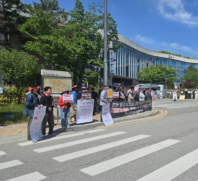 이달 24일 정부세종청사 공정거래위원회 건물 앞에서 충북 청주 동남지구 ‘대성베르힐’ 입주민들이 고분양가 관련 무언 시위를 하고 있다. 백주연 기자