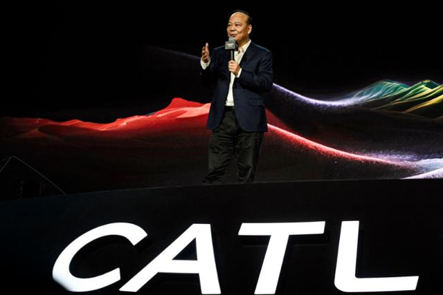 쩡위췬 CATL 최고경영자가 21일 베이징에서 열린 슈퍼 테크데이에서 발표하고 있다.  AFP 연합뉴스