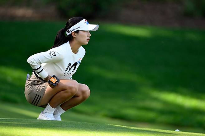 그린 경사를 파악하고 있는 이동은. 사진 제공=AFP연합뉴스