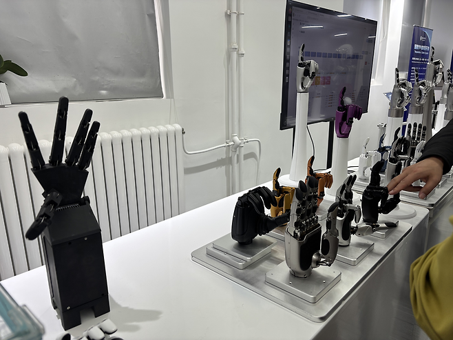 베이징 하이뎬구 링커봇 본사에 다양한 종류의 로봇 손이 전시돼 있다. 베이징=정다은 특파원