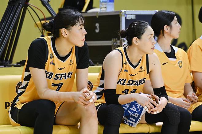 이번 시즌이 끝나고 FA 자격을 얻는&nbsp;박지수(왼쪽), 강이슬의 잔류는 KB스타즈의 왕조 구축을 위해 매우 중요한 과제다. 사진제공ㅣWKBL