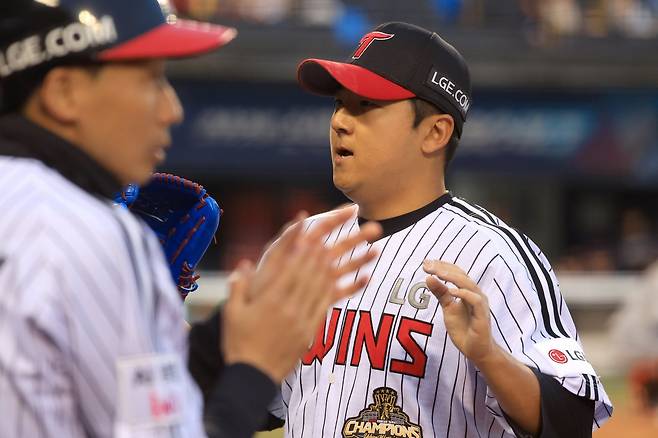 LG 송승기(오른쪽)는 롤모델 류현진의 뒤를 이어 KBO리그를 대표하는 좌투수로 성장하려고 한다. 사진제공｜LG 트윈스