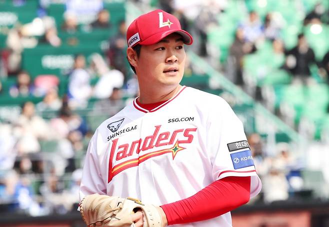 허리 통증으로 지난 24일 1군 엔트리서 말소된 SSG 전영준의 실전 복귀가 당초 예상보다 늦어질 전망이다. 이숭용 SSG 감독은 29일 “5월 중순은 되어야 할 것 같다”라며 복귀 시점을 예상했다. 사진제공｜SSG 랜더스