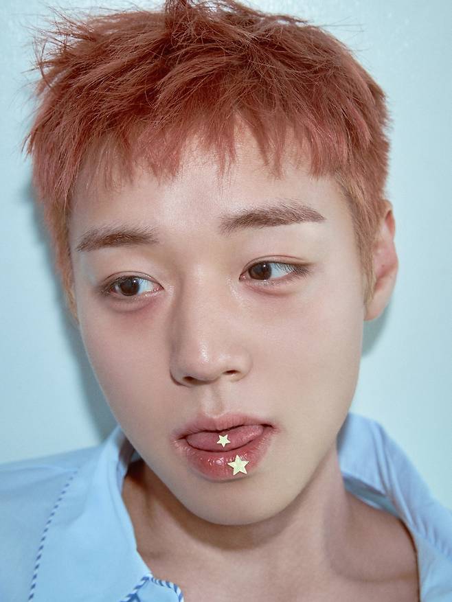 포즈를 취하고 있는 가수 박지훈. YY엔터테인먼트 제공