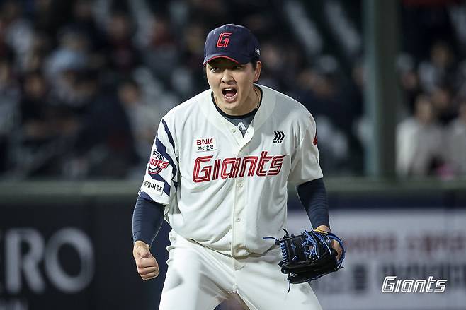 롯데 김원중이 28일 사직 키움전에서 9회를 마무리하고 포효하고 있다. 롯데 자이언츠 제공