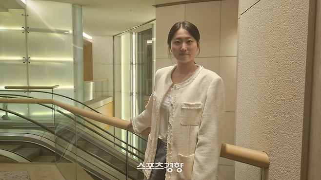 GS칼텍스 권민지가 지난 27일 그랜드하얏트 인천에서 열린 진에어 2025~2026 V리그 합동 축승회에서 촬영하고 있다.