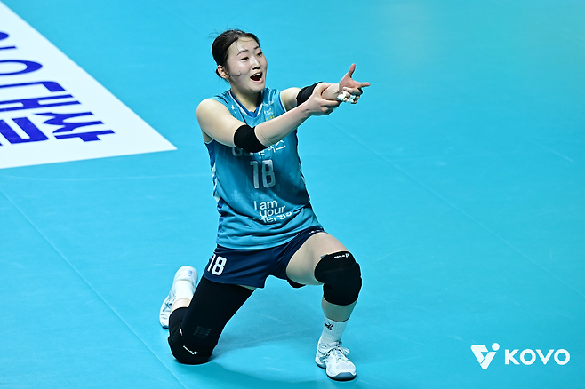 GS칼텍스 권민지가 지난 5일 챔피언결정전 4차전 4세트 우승을 확정하는 마지막 득점 후 ‘장총’ 쏘는 세리머니를 하며 기뻐하고 있다. KOVO 제공