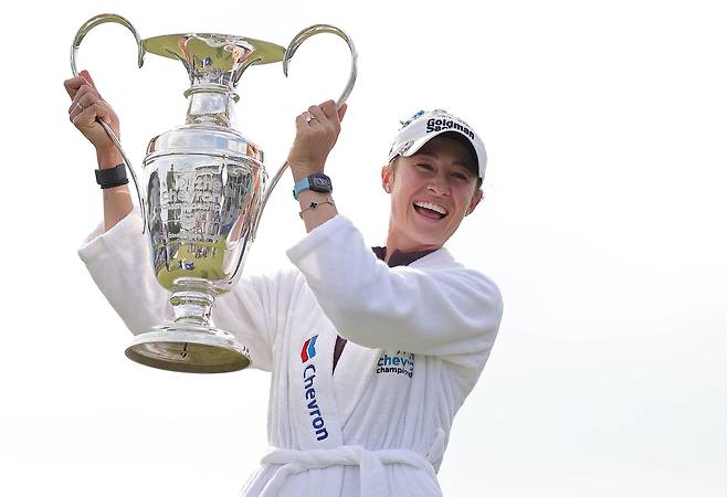 넬리 코르다가 지난 27일 끝난 LPGA투어 시즌 첫 메이저 대회 셰브론 챔피언십에서 우승한 뒤 우승 트로피를 들어올리며 활짝 웃고 있다. 게티이미지코리아