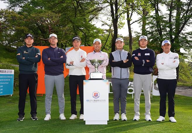 장유빈(맨 왼쪽)이 29일 경기 성남시 남서울 컨트리클럽에서 열린 제45회 GS칼텍스 매경오픈 공식포토콜 행사에서 앤디 오글트리, 손제이, 문도엽, 재즈 쩬와타나논, 김성현, 박상현(왼쪽부터)과 함께 기념촬영을 하고 있다. 대한골프협회 제공