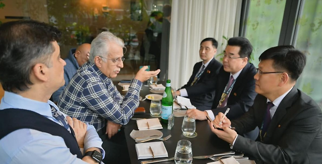 셰이크 살만 AFC 회장이 28일 북한축구협회 김일국 회장 등과 미팅하고 있다. AFC 홈페이지