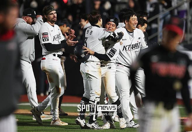 ▲ 강민성의 끝내기 안타에 기뻐하는 KT 선수들. ⓒ곽혜미 기자