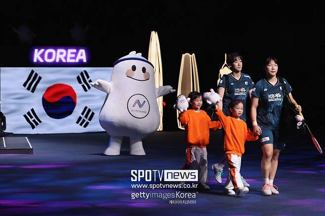 ▲ 여자 복식 세계 3위 이소희(사진 뒷줄 오른쪽에서 둘째)-백하나(사진 맨 오른쪽) 조는 김혜정-공희용 조보다 세계랭킹이 두 계단 더 높을 뿐더러 국제대회에서 실적도 빼어나다. 2024년 전영오픈과 아시아선수권을 싹쓸이하는 등 '세계 최강' 중국의 류성수-탄닝 조에 견줄 만한 경쟁력을 자랑하고 있다.