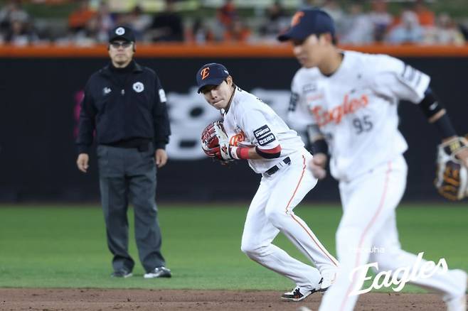 ▲ 29일 대전 SSG전에서 3회 몸에 맞는 공으로 교체된 심우준 ⓒ한화이글스