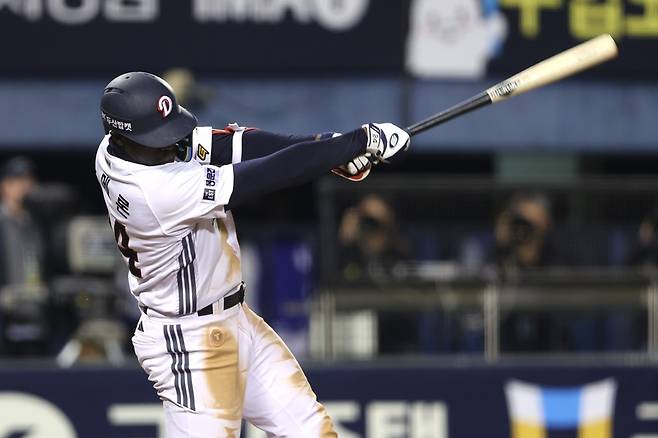 두산 카메론이 29일 삼성전에서 타격하고 있다. /사진=두산 베어스