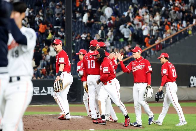 SSG 랜더스 선수들이 29일 대전 한화생명볼파크에서 열린 한화 이글스와 방문경기에서 승리를 챙긴 뒤 하이파이브를 하고 있다.  /사진=뉴스1