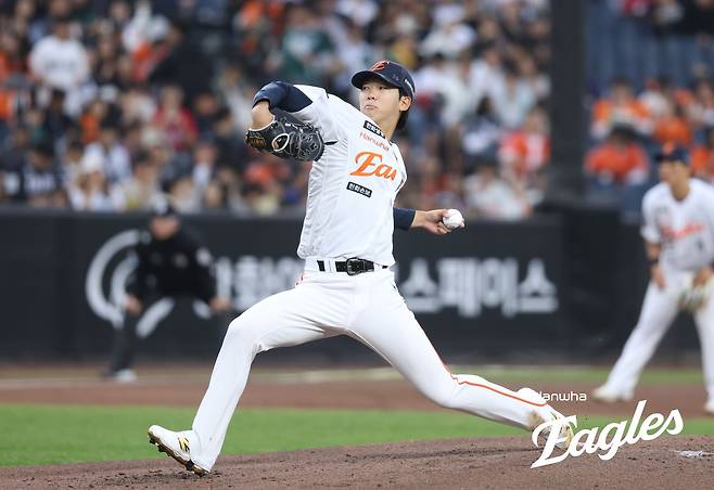 29일 오후 대전 한화생명 볼파크에서 열린 '2026 신한 SOL KBO리그' SSG 랜더스와 한화 이글스의 경기, 한화 선발 황준서가 1⅔이닝 2피안타(1피홈런) 6사사구 1탈삼진 5실점으로 등판을 마쳤다. 황준서의 시즌 평균자책점은 3.38에서 6.57로 상승했다. 한화 이글스