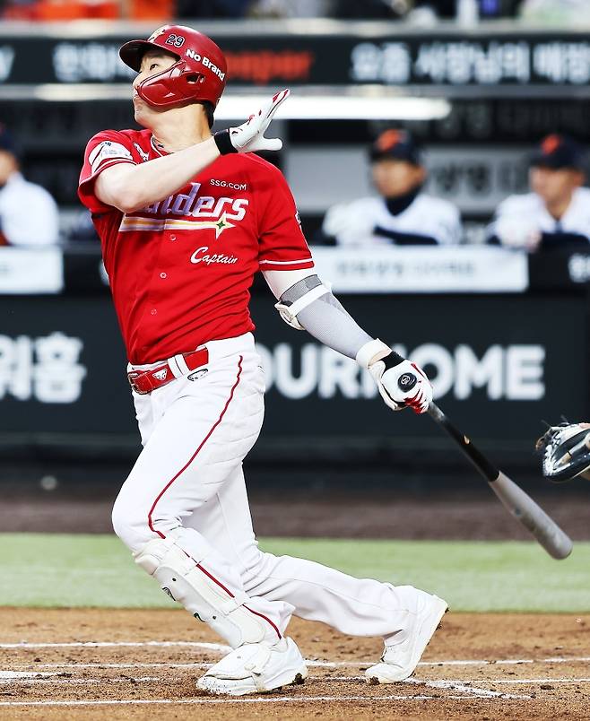 29일 오후 대전 한화생명 볼파크에서 열린 '2026 신한 SOL KBO리그' SSG 랜더스와 한화 이글스의 경기, 2회초 1사 1, 2루 SSG 오태곤이 스리런 홈런을 치고 있다. SSG 랜더스