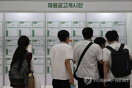 채용 정보를 살펴보는 학생들 2023년 9월 서울 서초구 양재동 aT센터에서 열린 '고졸성공 취업·창업 페스타'에서 방문한 학생들이 채용정보를 살펴보고 있다.[연합뉴스 자료사진]